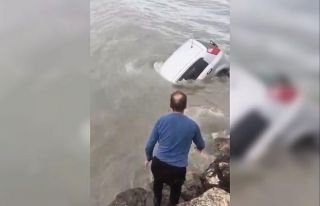 Aracıyla denize düşen sürücüyü Sahil Güvenlik...