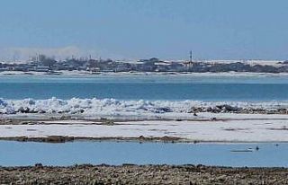 Arin Gölü’nde buz dalgaları: Sahilde metrelerce...