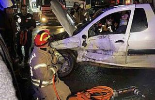Arnavutköy’de iki araç çarpıştı: Sürücü...