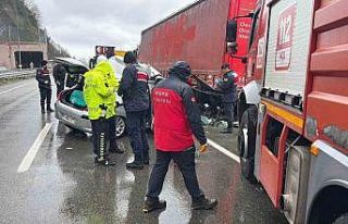 Artvin’de otomobil park halindeki tıra çarptı:...