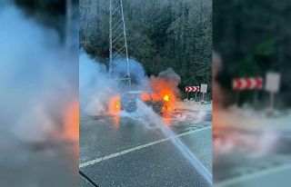 Artvin’de seyir halindeki araç alev aldı