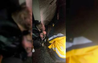 Asansör boşluğuna düşerek yaralanan kişiyi itfaiye...