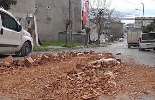 Aşırı yüklü kamyon kayarak iki aracı biçti;...