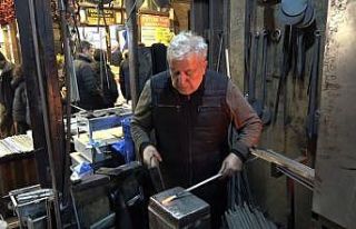 Ateş başında 60 yıldır demir dövüyor