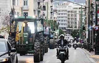 Atina’da çiftçilerden, parlamento binası önünde...