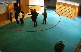 Ayakkabısının kaybolduğunu söyleyip cami görevlilerine...