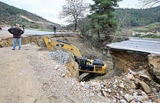 Aydın sınırında çöken yol ulaşıma kapandı