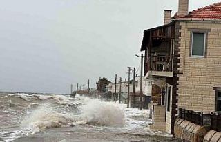Ayvacık’ta kara ile deniz birleşti