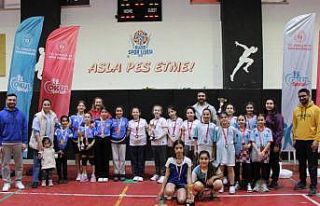 Badmintonda şampiyonlara ödülleri verildi