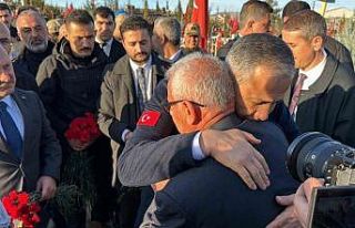 Bakan Yerlikaya, deprem şehitliğini ziyaret etti