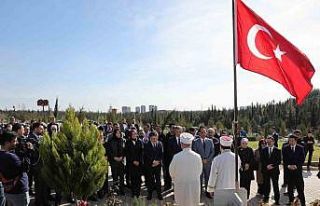 Bakan Yumaklı, deprem şehitlerinin kabirlerini ziyaret...