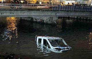 Bakırköy’de İBB’ye ait zabıta aracı denize...