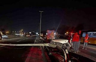 Bakırköy’de otomobil bariyerlere çarptı: 2 yaralı