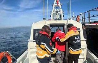 Balıkçı teknesinde rahatsızlanan vatandaşa Sahil...