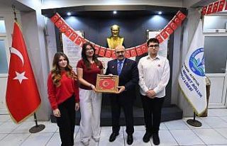 Balıkesir’de eğitimde ikinci dönem, bayrak sevgisiyle...