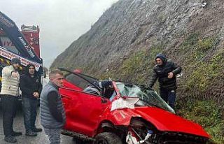 Balıkesir’de otomobil yoldan çıktı: 2 yaralı