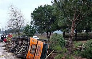 Balıkesir’de zemin çökünce beton mikseri devrildi:...