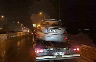 Bariyerlere çarpan otomobilin sürücüsü yaralandı