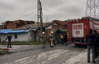 Başakşehir’de 3 katlı binanın çatısı alev...