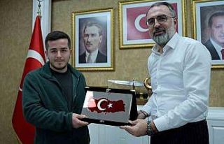 Başkan Erol, Türk Bayrağı’nı yerde bırakmayan...