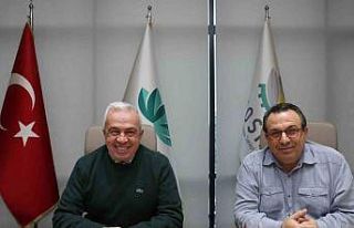 Başkan Şadi Özdemir yüksek teknolojiyi işaret...