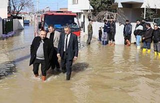 Başkan Şimşek çizmeleri giydi, su baskınının...