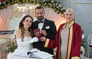 Başkan Subaşı genç çiftin nikahını kıyarak,...