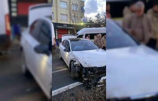 Batman’da minibüs ile otomobil çarpıştı: 1...