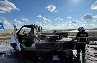 Batman’da seyir halindeki kamyonet alev aldı