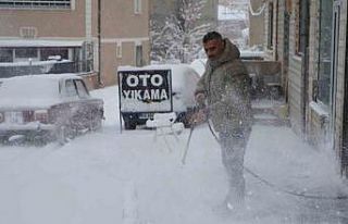 Bayburtlu esnaftan karla mücadeleye pratik çözüm:...
