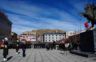 Bayburt’ta kurtuluş programı çelenk sunma töreniyle...