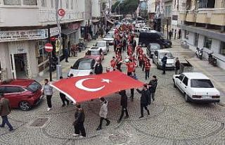 Bayındır’da öğrencilerden bayrak yürüyüşü