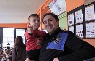 Bayrak sevgisi etkinliğinde minikler keyifli anlar...