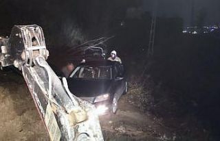 Belen’de toprak kaymasıyla mahsur kalan araç kurtarıldı