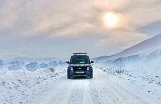 Beyaza bürünen Bayburt’ta jandarma ekipleri görev...
