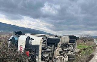 Bilecik’te tır şarampole devrildi