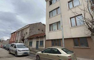 Binanın 3’üncü katındaki dairenin camından...