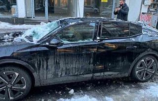 Bingöl’de çatıdan düşen kar otomobile zarar...