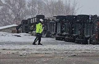 Bingöl’de tır devrildi: 1 yaralı