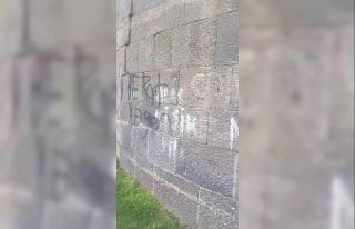 Binlerce yıllık surlara gelişigüzel yazılar yazdılar