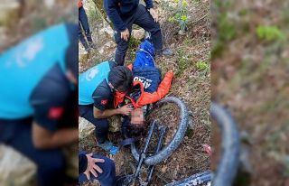 Bisiklet sürücüsü 10 metrelik şarampole yuvarlandı