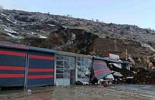 Bitlis’te heyelan: Sanayi sitesindeki dükkan toprak...