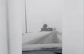 Bitlis’te kontrolden çıkan tır yan yattı
