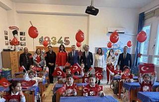 Bodrum’da öğrenciler kırmızı beyaz ay yıldızlı...