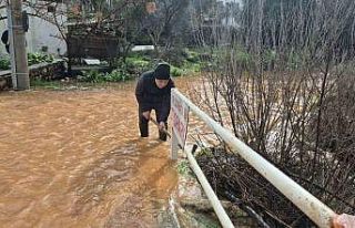 Bodrum’da sağanak yağış etkili oldu, iş yerlerini...