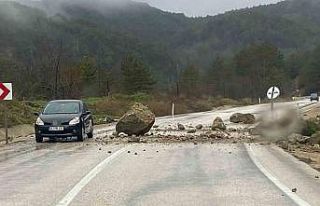 Bolu’da dağdan kopan kayalar yola indi: Sürücüler...