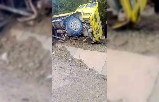 Bolu’da lastiği patlayan hafriyat kamyonu devrildi:...