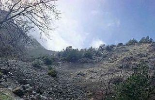 Buldan’da toprak kayması nedeniyle bir mahalle...