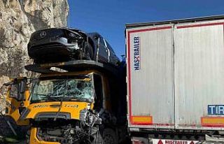 Burdur’da iki tır kafa kafaya çarpıştı: 1’i...
