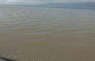 Burhaniye’de sağanak yolları göle çevirirken...